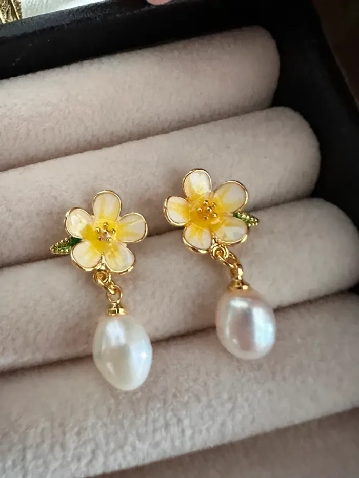 Boucles d’oreilles fleurs émaillées & perles d’eau douce – argent, fait main, rare en Europe - photo numéro 3