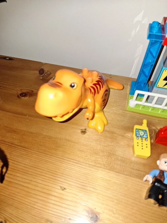 Lego duplo 10880 tour du tirex - photo numéro 2