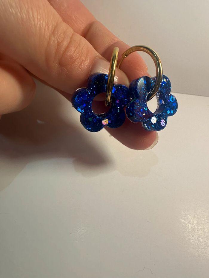 Créoles fleurs résine bleues - photo numéro 3