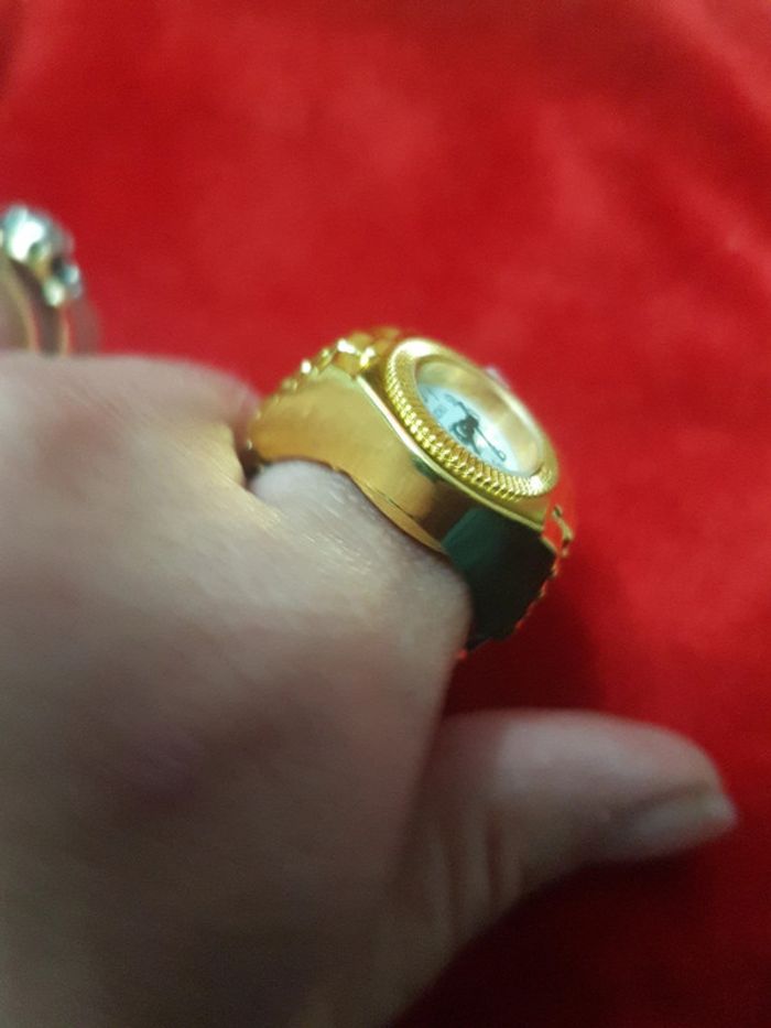 Montre bague acier doré ronde fond blanc - photo numéro 2