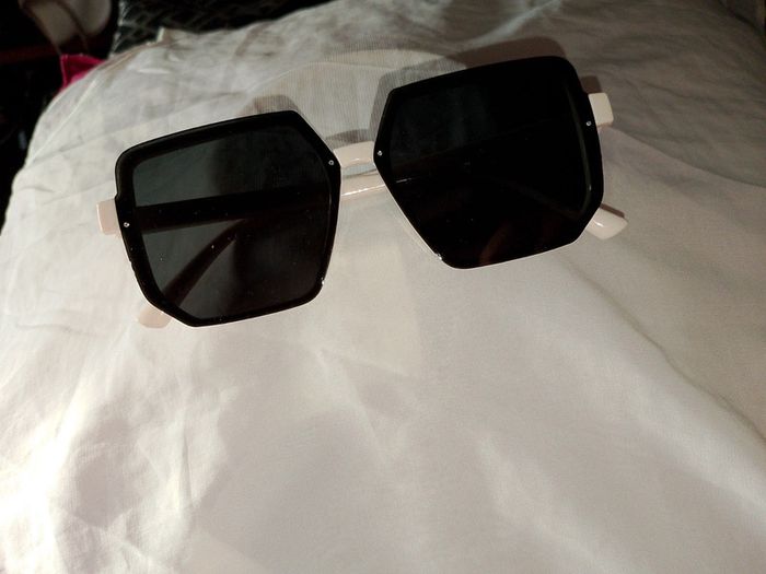 Lunettes de soleil noir et blanc stylé - photo numéro 5