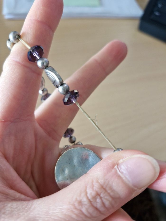 Bracelet fantaisie métal et plastique avec breloques 9 - photo numéro 8