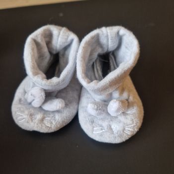 Chaussons naissance gris 