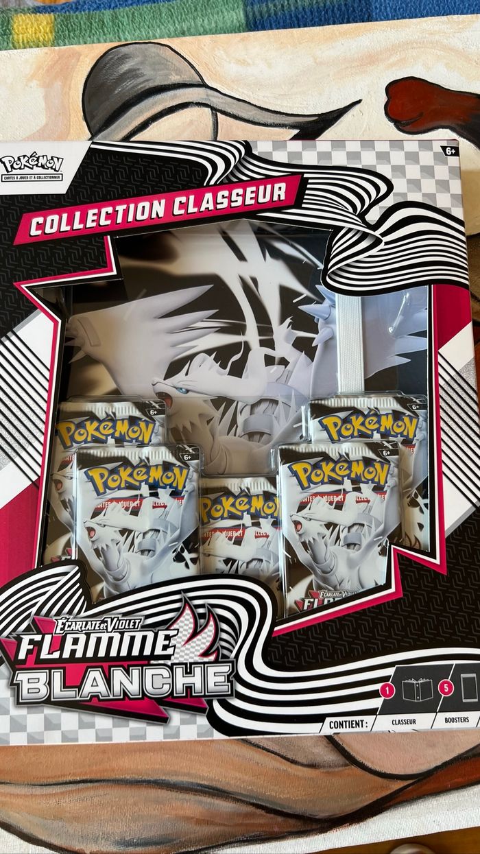 Coffret classeur Pokémon EV10.5 flamme blanche - photo numéro 2