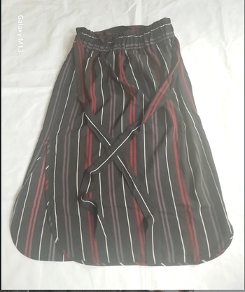 Jupe mi longue à rayures noire blanche et rouge avec une ceinture Brave Soul taille S