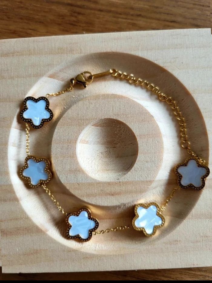 Bracelet doré femme à fleurs nacrées – style raffiné chic – bijou élégant ajustable - photo numéro 2