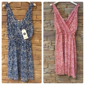 Jolie robe 42-44 en bleu ou corail