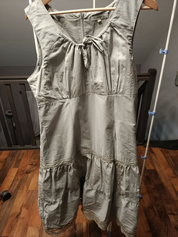 Robe grise sans manches taille 5