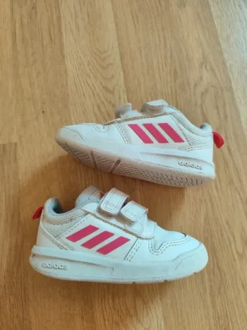 Basket adidas bébé fille pointure 21
