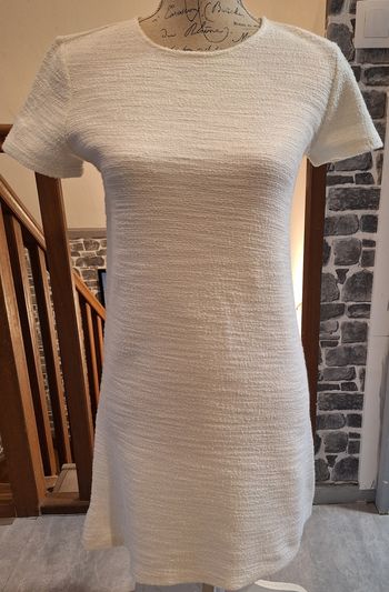 Robe courte blanche au tissu gaufré