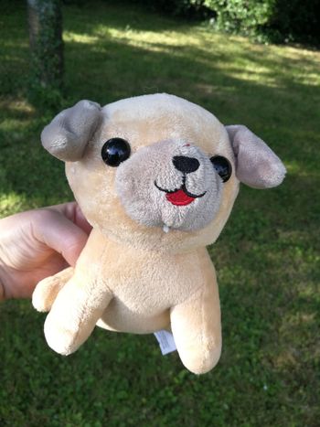 Peluche chien carlin beige