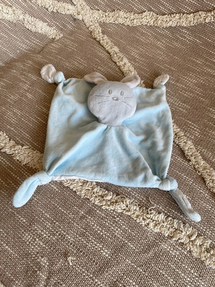 Peluche doudou plat 22cm l’art du coton lapin bleu et gris très bon état