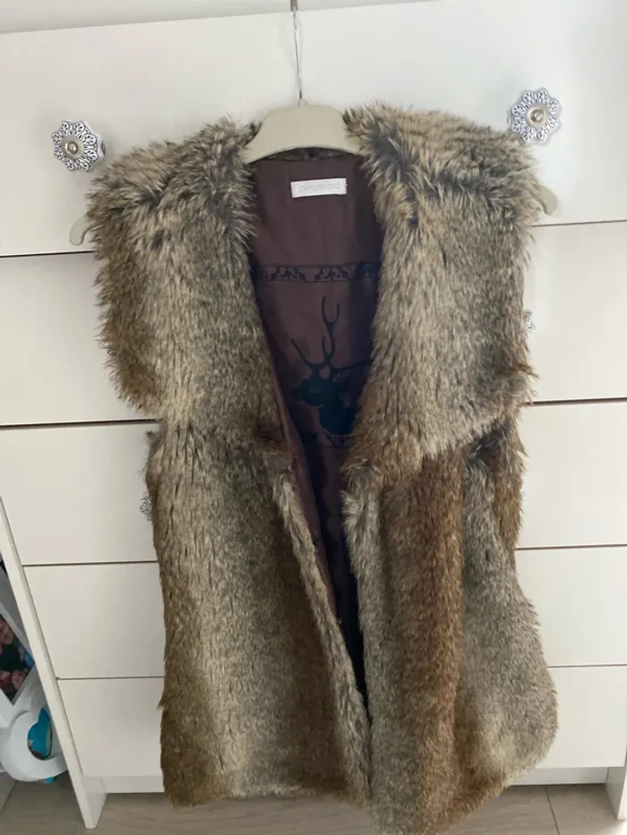 Veste sans manches fausse fourrure