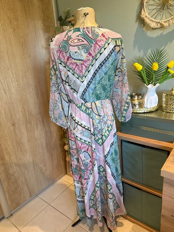 Très jolie robe longue coloris pastel entièrement doublée sauf manches - photo numéro 4