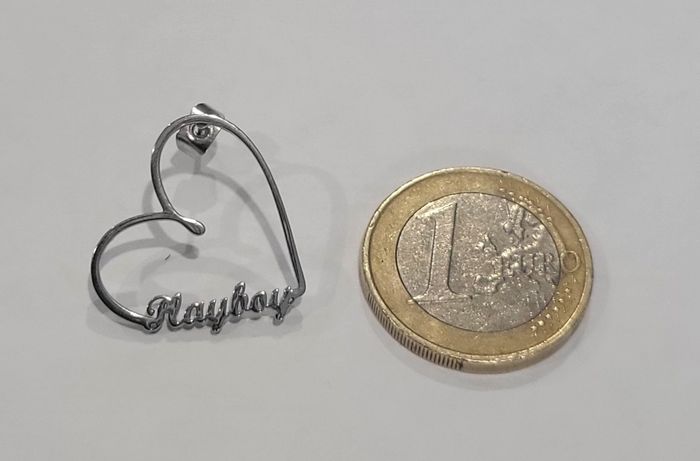 BOUCLES D'OREILLES COEURS INSCRIPTION PLAYBOY ARGENTE AVEC BOITE ! NEUF ! - photo numéro 4