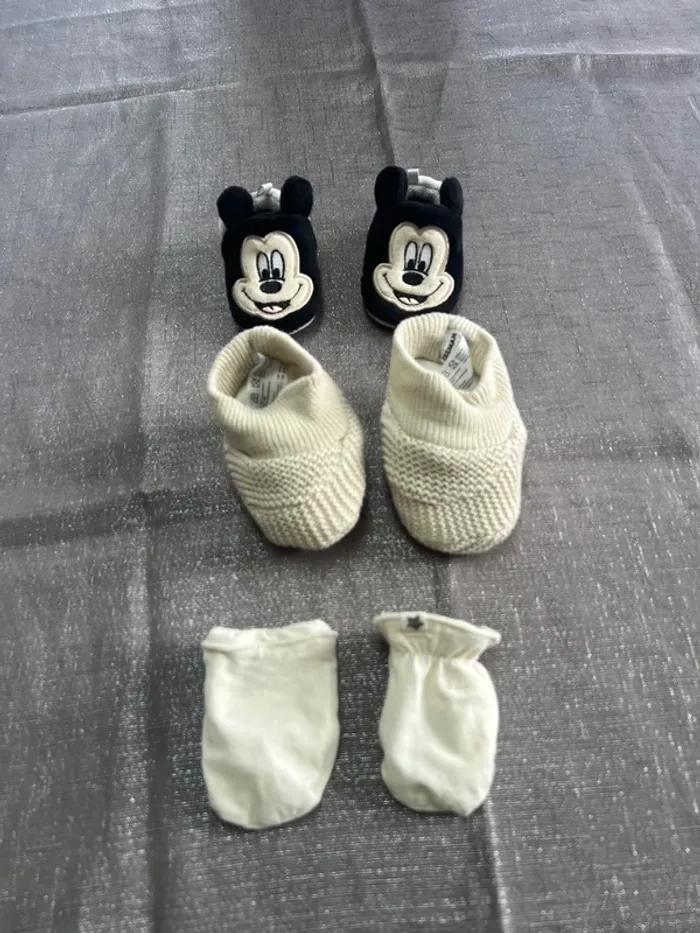 Lot chaussons et moufles de naissance