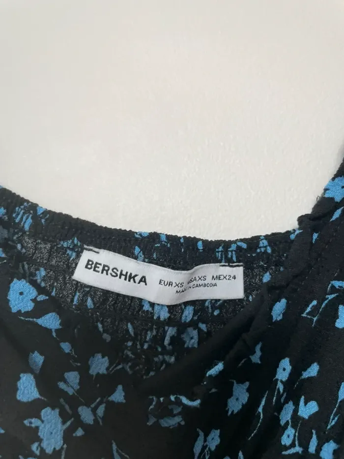 Robe noire à fleurs bleues - photo numéro 3