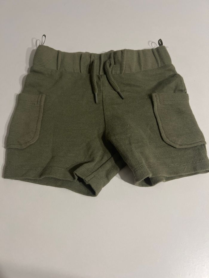 Short kaki kiabi 9-12 mois