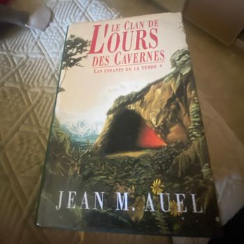 Livre le clan de L ours des cavernes les enfants de la terre de Jean M Auel