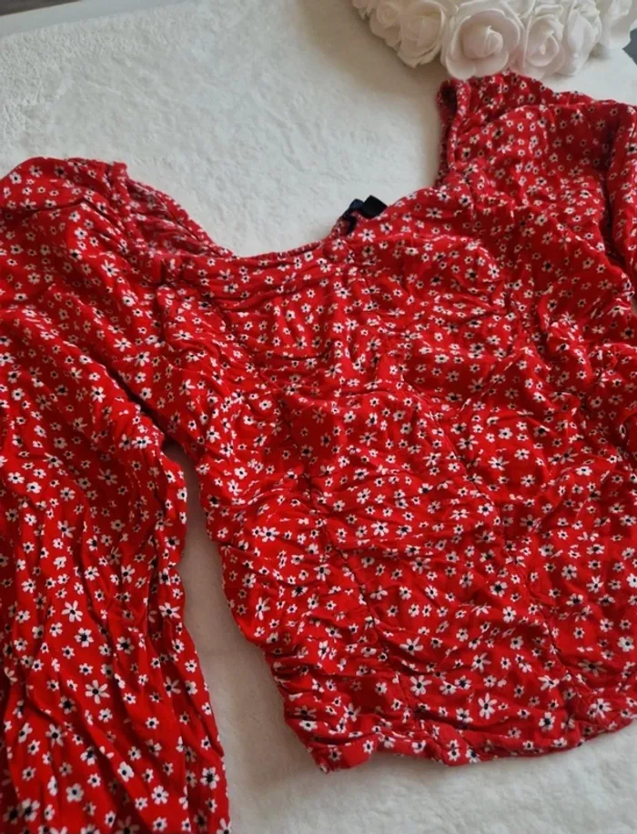 🪅 Haut à fleurs rouge épaules dénudées - Taille 36 - Kiabi 🪅 - photo numéro 2