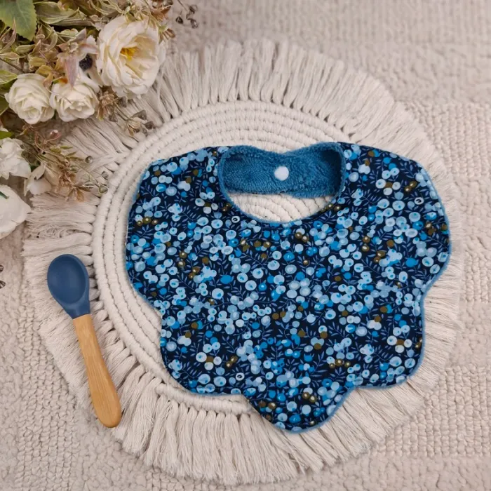 Bavoir forme fleur motif liberty