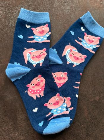 chaussettes bleues à motifs petits cochons 💙