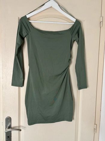 Robe kaki moulante à épaules dénudées