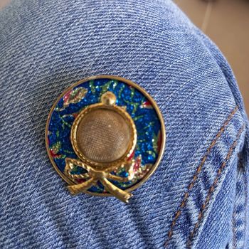 Broche dorée chapeaux bleu vintage