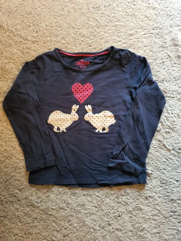 Sous-pull lapins cœur taille 2/4 ans.