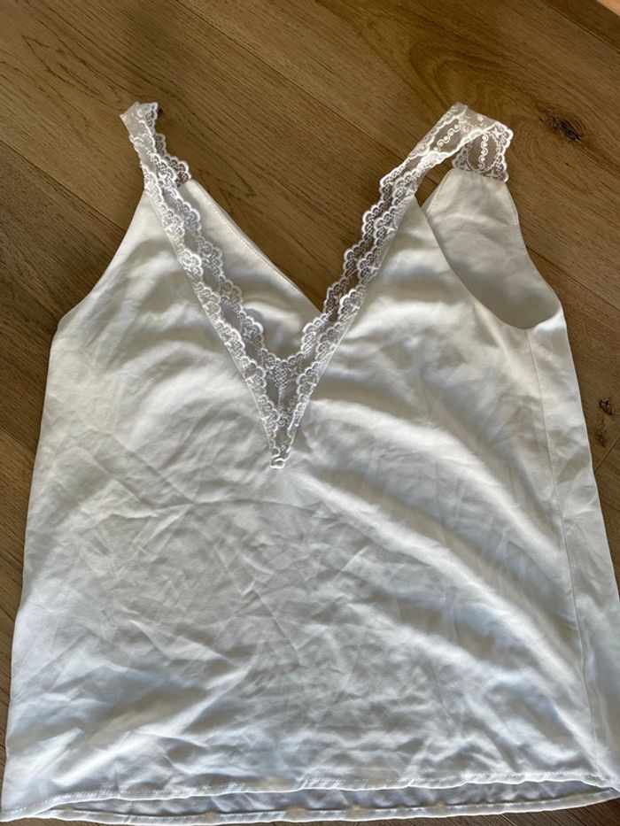 Débardeur blanc détail broderie sur le dos - photo numéro 2