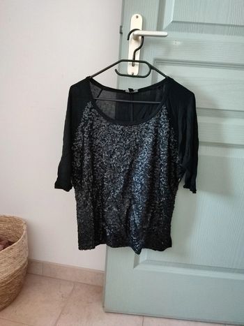 Blouse tee shirt à sequins noirs