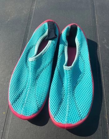 Chaussures de plage décathlon bleu et rose aquashoes 30/31