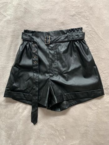 Short en simili cuir