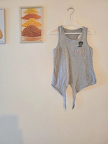 Magnifique débardeur gris à noué Taille 10 ans