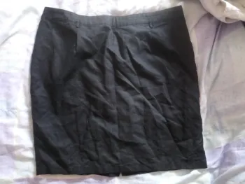 Jupe courte noire à poche.
