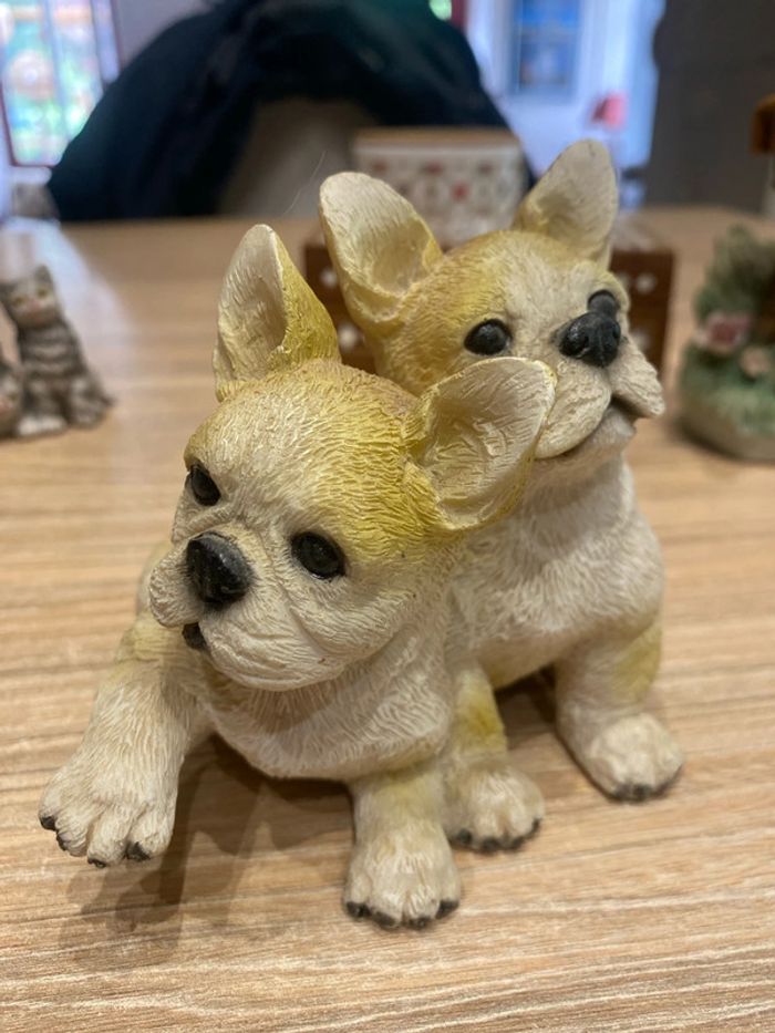 Duo de petits bouledogues français en résine