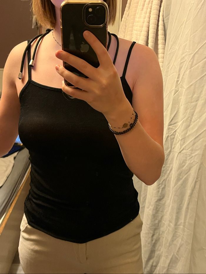 Top noir à paillettes