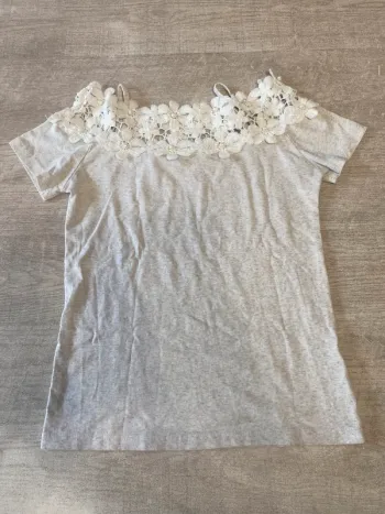 Top gris perle avec dentelle florale blanche – effet épaules dénudées