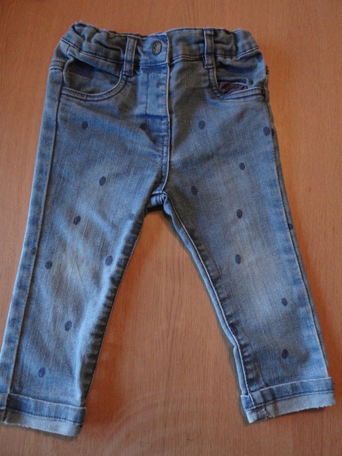 Jean slim bébé fille. Coloris bleu délavé tacheté. Taille 18 mois. Marque DPAM