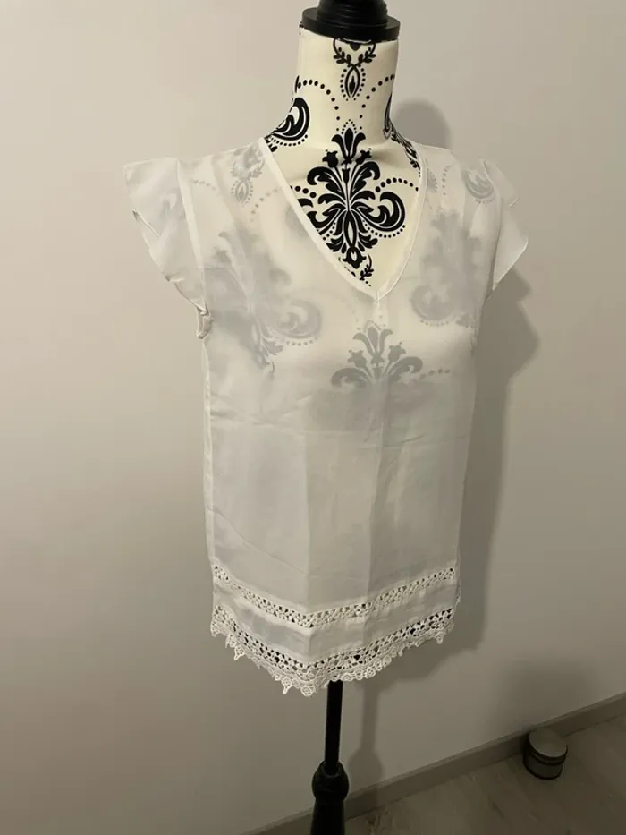 Blouse à manches courtes blanc col V dentelle crochet en bas neuf kiabi taille 36 - photo numéro 2
