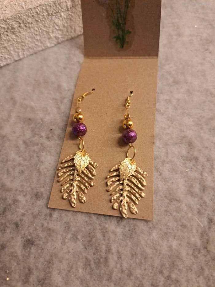 Boucles d'oreilles pendante violette et doré - photo numéro 2