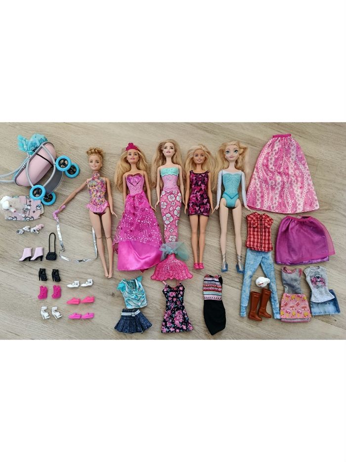 Lot de 5 barbies avec accessoires et vêtements