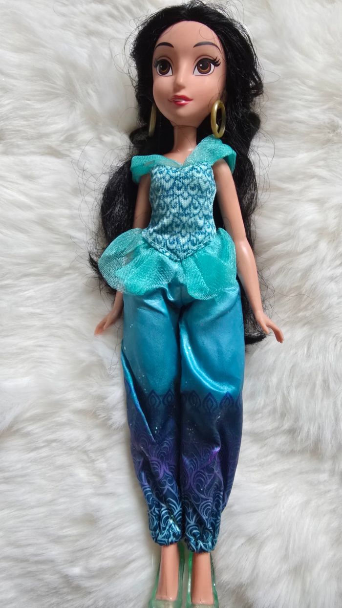 Poupée disney yasmine de Aladin en très bon état