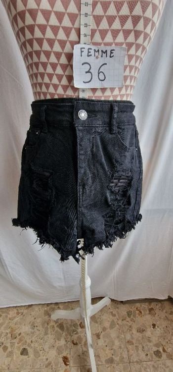 Short,noir, en jean, en coton & elasthanne, façon déchiré, neuf, longueur 31cm