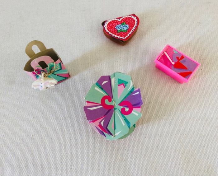 Lot boîte carton barbie accessoire chocolat sac - photo numéro 2