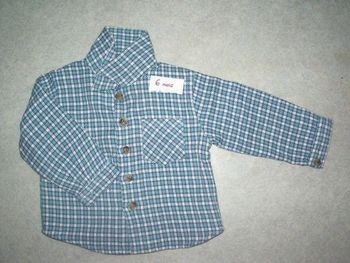 CHEMISE manches longues, à carreaux bleus, avec poche devant.