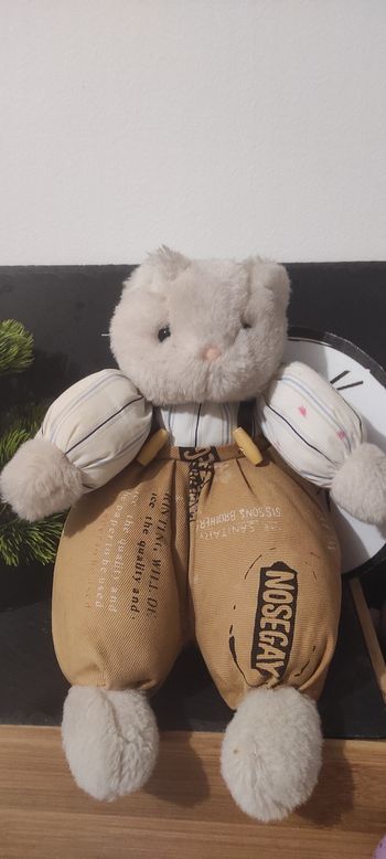 peluche chat assis pantalon marron boanc cremme chemise nosegay ancien chemise