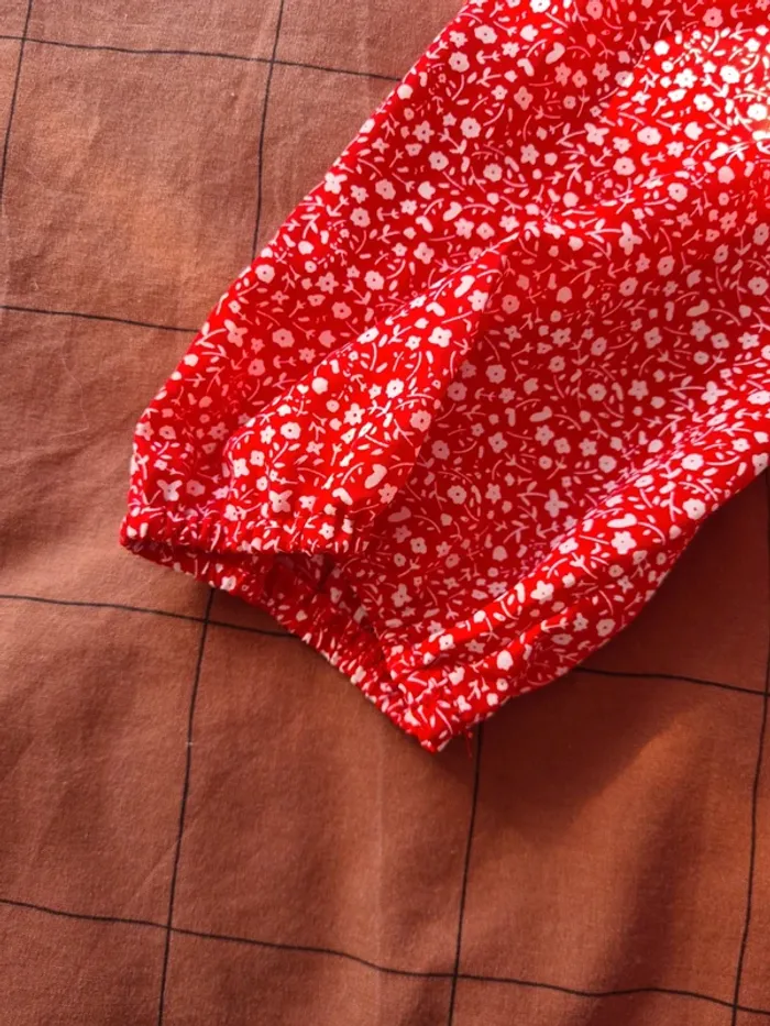 Robe rouge à fleurs - photo numéro 2