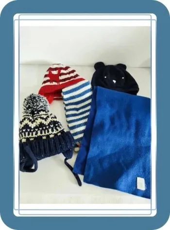 Lot de 3 bonnets 41cm  et 2 écharpes, bon état