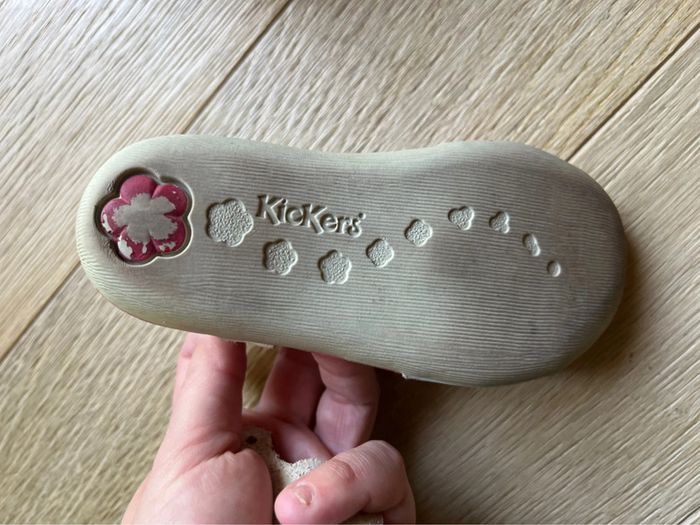 Vend sandales kickers blanc très bon état taille 27 - photo numéro 6